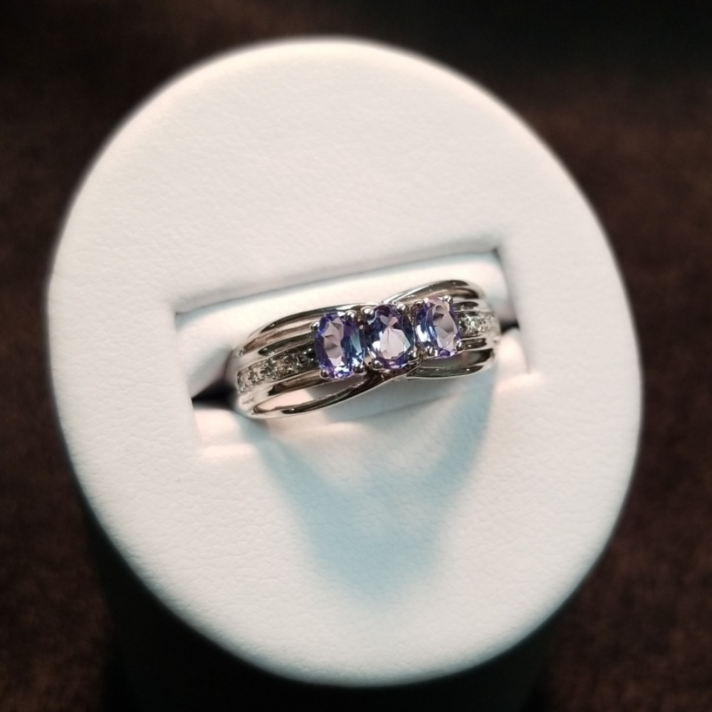 10K white gold and Tanzinite gems